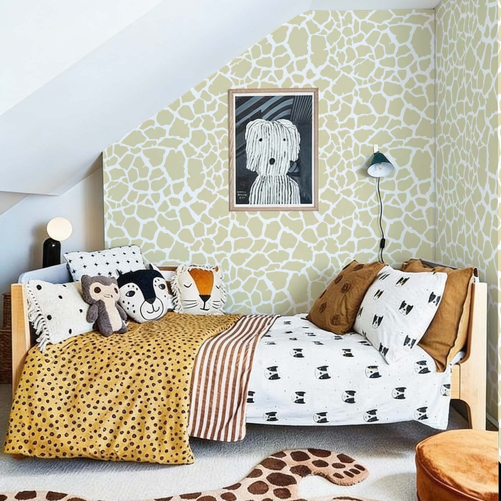 kids_bedroom_with_jiraffe_pattern_wallpaper