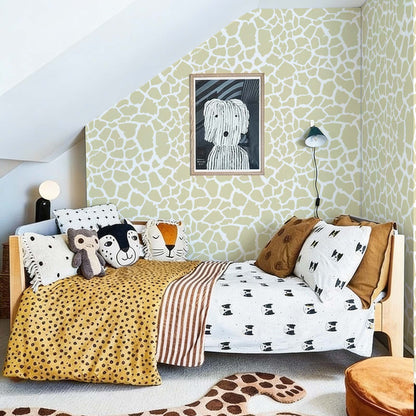 kids_bedroom_with_jiraffe_pattern_wallpaper