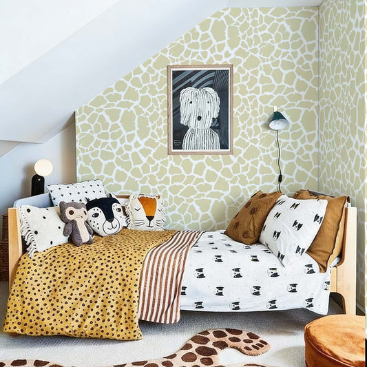 kids_bedroom_with_jiraffe_pattern_wallpaper
